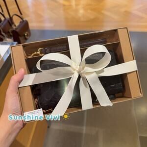 NWT COACH CF464 Boxed Long Zip Around Wallet Signature Leather Heart Charm Strap